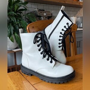 Soda Women’s White Combat Lace Up Ankle Boot Size 10